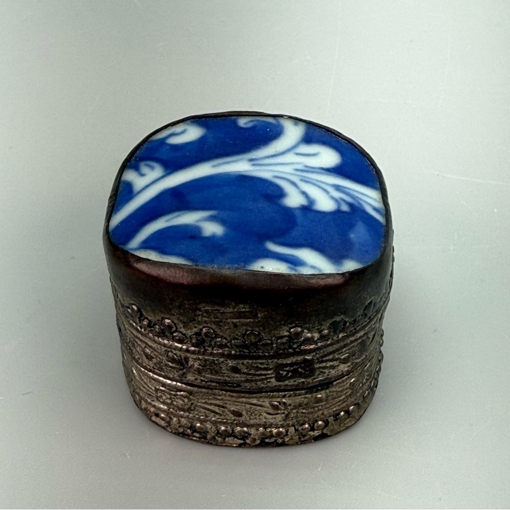 Antique Chinese Porcelain
Embossed Tin Shard Box - Picture 8 of 12